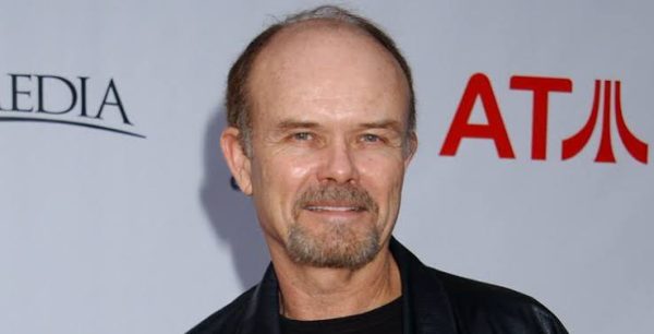 Hollywood'da bazı oyuncular vardır; başrolü üstlenmeseler bile yer aldıkları yapımların en akılda kalan isimlerinden biri olmayı başarırlar. Kurtwood Smith, bu oyuncular arasında özel bir yere sahiptir. Onu izleyicilerin hafızasına kazıyan unsur, yalnızca uzun yıllara yayılan kariyeri değil, birbirinden oldukça farklı karakterleri etkileyici biçimde canlandırabilmesidir. Kimi zaman korku uyandıran bir suçlu, kimi zaman ailesinin üzerinde otorite kurmaya çalışan bir baba, kimi zamansa bilim kurgu dünyasında önemli bir figür olarak karşımıza çıkar.