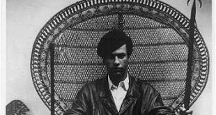 Amerika Birleşik Devletleri'nde ırkçılığa karşı yürütülen mücadelenin en dikkat çekici isimlerinden biri olan Huey Percy Newton, siyahilerin siyasi haklarını savunan, ekonomik eşitsizliği eleştiren ve toplumsal örgütlenmeyi ön plana çıkaran bir aktivistti. 1966 yılında Bobby Seale ile birlikte Kara Panter Partisi'ni kuran Newton, özellikle polis şiddetine karşı geliştirdiği öz savunma anlayışıyla tanındı.