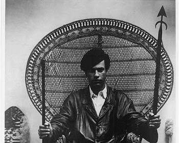 Amerika Birleşik Devletleri'nde ırkçılığa karşı yürütülen mücadelenin en dikkat çekici isimlerinden biri olan Huey Percy Newton, siyahilerin siyasi haklarını savunan, ekonomik eşitsizliği eleştiren ve toplumsal örgütlenmeyi ön plana çıkaran bir aktivistti. 1966 yılında Bobby Seale ile birlikte Kara Panter Partisi'ni kuran Newton, özellikle polis şiddetine karşı geliştirdiği öz savunma anlayışıyla tanındı.