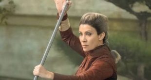 Hollywood'da oyunculuk ile dövüş sanatlarını bir araya getiren isimlerden biri olan Diana Lee Inosanto, uzun yıllara yayılan kariyeriyle sinema ve televizyon dünyasında kendine özgü bir konum elde etmiştir. Oyuncu kimliğinin yanı sıra yönetmenlik, senaristlik, dublörlük ve yazarlık alanlarında da faaliyet gösteren Inosanto, farklı disiplinlerde edindiği deneyimleri yaratıcı çalışmalarına yansıtmaktadır. Özellikle The Mandalorian ve Ahsoka dizilerinde hayat verdiği Morgan Elsbeth karakteri, sanatçının dünya çapında daha geniş bir izleyici kitlesi tarafından tanınmasını sağlamıştır.