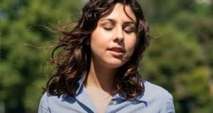 Türk pop müziğinin en köklü isimleri arasında yer alan Nilüfer, kendine özgü sesi, duyguyu ön plana çıkaran yorumculuğu ve yıllar boyunca yenilenen repertuvarıyla müzik tarihine damga vurmuş sanatçılardan biridir. 1970'li yıllarda başlayan kariyeri, Türkiye'de pop müziğin geliştiği, farklı tarzların ortaya çıktığı ve dinleyici alışkanlıklarının değiştiği pek çok döneme tanıklık etmiştir. Genç yaşta kazandığı bir ses yarışmasıyla müzik dünyasına adım atan sanatçı, ilerleyen yıllarda yayımladığı albümler ve sevilen şarkılarla geniş bir hayran kitlesi edinmiştir.