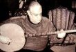 Türk musikisinin köklü saz geleneğinde bazı sanatçılar, yalnızca enstrüman çalma becerileriyle değil, müziğe kazandırdıkları yorum biçimiyle de özel bir yer edinir. Ercüment Batanay, bu isimler arasında öne çıkan müzisyenlerden biridir. Tambur ve yaylı tambur icrasındaki ustalığı, geleneksel Türk musikisine olan bağlılığı ve uzun yıllara yayılan sanat yaşamıyla tanınan Batanay, özellikle enstrümantal müzik alanında iz bırakan sanatçılar arasında gösterilir.