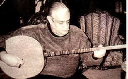 Türk musikisinin köklü saz geleneğinde bazı sanatçılar, yalnızca enstrüman çalma becerileriyle değil, müziğe kazandırdıkları yorum biçimiyle de özel bir yer edinir. Ercüment Batanay, bu isimler arasında öne çıkan müzisyenlerden biridir. Tambur ve yaylı tambur icrasındaki ustalığı, geleneksel Türk musikisine olan bağlılığı ve uzun yıllara yayılan sanat yaşamıyla tanınan Batanay, özellikle enstrümantal müzik alanında iz bırakan sanatçılar arasında gösterilir.