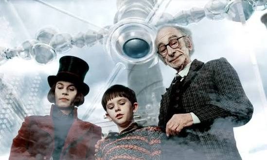 Charlie'nin Çikolata Fabrikası, Roald Dahl’ın 1964 yılında yayımlanan aynı adlı klasik çocuk romanından sinemaya uyarlanan, fantastik atmosferi, sıra dışı karakterleri ve görsel dünyasıyla öne çıkan bir yapım. 2005 yılında vizyona giren film, yönetmen koltuğunda Tim Burton, senaryoda ise John August ile buluşuyor. Başrolde Johnny Depp yer alırken, genç Charlie Bucket karakterini Freddie Highmore canlandırıyor.