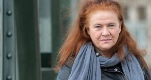 Alman siyasetinin ve ekoloji hareketinin dikkat çeken isimlerinden Jutta Ditfurth, toplumsal eşitlik, çevre sorunları, feminizm ve antifaşizm alanlarında yürüttüğü çalışmalarla tanınan bir sosyolog, gazeteci, yazar ve siyasetçidir. Almanya'da çevreci hareketlerin geliştiği, yeni sol düşüncenin güç kazandığı ve geleneksel siyasi partilerin sorgulandığı bir dönemde siyaset sahnesine çıkan Ditfurth, özellikle Yeşiller Partisi'nin kuruluş yıllarında üstlendiği görevlerle öne çıkmıştır.