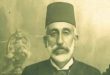 Bir toplumun geleceğini şekillendiren kişiler arasında öğretmenlerin özel bir yeri vardır. Öğrencilerine yalnızca okuma yazma öğretmekle kalmayan, aynı zamanda öğrenmenin yöntemini ve önemini gösteren eğitimciler, toplumsal değişimin de önünü açabilir. Osmanlı Devleti’nin son döneminde yaşayan Şemsi Efendi, bu anlayışın dikkat çekici temsilcilerinden biridir.