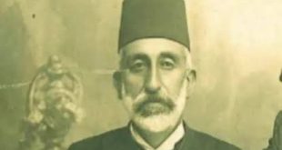 Bir toplumun geleceğini şekillendiren kişiler arasında öğretmenlerin özel bir yeri vardır. Öğrencilerine yalnızca okuma yazma öğretmekle kalmayan, aynı zamanda öğrenmenin yöntemini ve önemini gösteren eğitimciler, toplumsal değişimin de önünü açabilir. Osmanlı Devleti’nin son döneminde yaşayan Şemsi Efendi, bu anlayışın dikkat çekici temsilcilerinden biridir.