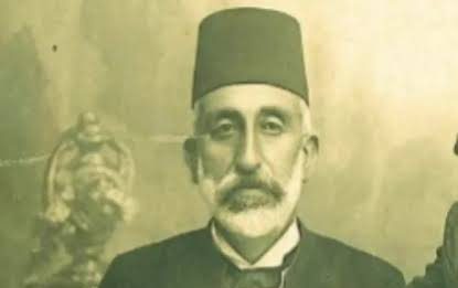 Bir toplumun geleceğini şekillendiren kişiler arasında öğretmenlerin özel bir yeri vardır. Öğrencilerine yalnızca okuma yazma öğretmekle kalmayan, aynı zamanda öğrenmenin yöntemini ve önemini gösteren eğitimciler, toplumsal değişimin de önünü açabilir. Osmanlı Devleti’nin son döneminde yaşayan Şemsi Efendi, bu anlayışın dikkat çekici temsilcilerinden biridir.