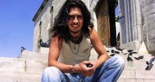 Türk rock müziğinin hafızalarda yer edinen sanatçılarından Barış Akarsu, güçlü vokali, içten yorumuyla seslendirdiği şarkılar ve ekranlardaki doğal duruşuyla geniş bir hayran kitlesine ulaşmıştır. Müzik dünyasında tanınmasını sağlayan televizyon yarışmasının ardından albüm çalışmalarıyla kariyerini geliştiren Akarsu, oyunculuk alanında da önemli bir adım atarak farklı izleyicilere ulaşmayı başarmıştır. Genç yaşta hayatını kaybetmesine rağmen sanatçının şarkıları, aradan geçen yıllara karşın dinlenmeye ve hatırlanmaya devam etmektedir.