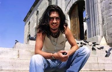 Türk rock müziğinin hafızalarda yer edinen sanatçılarından Barış Akarsu, güçlü vokali, içten yorumuyla seslendirdiği şarkılar ve ekranlardaki doğal duruşuyla geniş bir hayran kitlesine ulaşmıştır. Müzik dünyasında tanınmasını sağlayan televizyon yarışmasının ardından albüm çalışmalarıyla kariyerini geliştiren Akarsu, oyunculuk alanında da önemli bir adım atarak farklı izleyicilere ulaşmayı başarmıştır. Genç yaşta hayatını kaybetmesine rağmen sanatçının şarkıları, aradan geçen yıllara karşın dinlenmeye ve hatırlanmaya devam etmektedir.