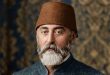 Türk sanat müziğinin köklü geçmişinde bazı besteciler, yalnızca ortaya koydukları eserlerle değil, müziğin gelişim yönünü değiştiren yaklaşımlarıyla da öne çıkar. Hacı Arif Bey, bu isimlerin başında gelir. 19. yüzyıl Osmanlı müzik kültürünün önemli temsilcilerinden biri olan sanatçı, özellikle şarkı formundaki besteleriyle Türk musikisinde kendine özgü bir yer edinmiştir. Melodileri kolay hatırlanan, güfteleri müziğin duygusal dünyasıyla bütünleşen ve farklı makamlardaki incelikleri yansıtan eserleri, onun sanat anlayışının temel özelliklerini oluşturur.