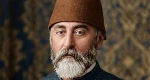 Türk sanat müziğinin köklü geçmişinde bazı besteciler, yalnızca ortaya koydukları eserlerle değil, müziğin gelişim yönünü değiştiren yaklaşımlarıyla da öne çıkar. Hacı Arif Bey, bu isimlerin başında gelir. 19. yüzyıl Osmanlı müzik kültürünün önemli temsilcilerinden biri olan sanatçı, özellikle şarkı formundaki besteleriyle Türk musikisinde kendine özgü bir yer edinmiştir. Melodileri kolay hatırlanan, güfteleri müziğin duygusal dünyasıyla bütünleşen ve farklı makamlardaki incelikleri yansıtan eserleri, onun sanat anlayışının temel özelliklerini oluşturur.