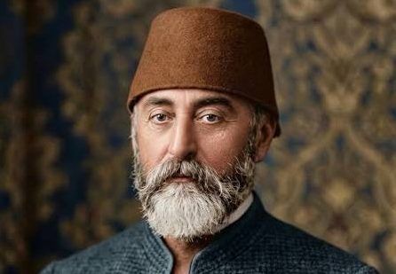 Türk sanat müziğinin köklü geçmişinde bazı besteciler, yalnızca ortaya koydukları eserlerle değil, müziğin gelişim yönünü değiştiren yaklaşımlarıyla da öne çıkar. Hacı Arif Bey, bu isimlerin başında gelir. 19. yüzyıl Osmanlı müzik kültürünün önemli temsilcilerinden biri olan sanatçı, özellikle şarkı formundaki besteleriyle Türk musikisinde kendine özgü bir yer edinmiştir. Melodileri kolay hatırlanan, güfteleri müziğin duygusal dünyasıyla bütünleşen ve farklı makamlardaki incelikleri yansıtan eserleri, onun sanat anlayışının temel özelliklerini oluşturur.