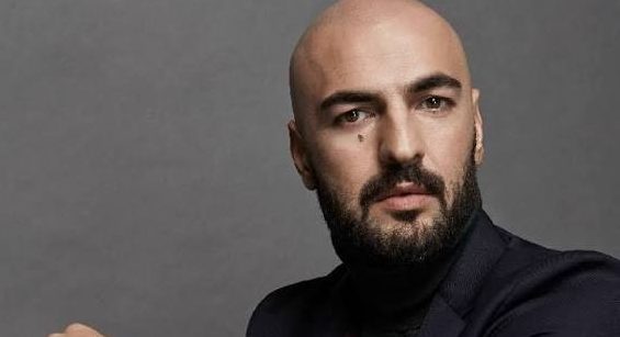 Türk pop müziğinde hem yorumcu hem de söz yazarı ve besteci kimliğiyle öne çıkan Soner Sarıkabadayı, yıllar içerisinde kendine özgü bir müzik dili oluşturmayı başaran sanatçılardan biridir. Duygusal ilişkileri, aşkı, ayrılığı, özlemi ve insan ilişkilerindeki karmaşık durumları merkeze alan şarkılarıyla geniş bir dinleyici kitlesine ulaşan Sarıkabadayı, yalnızca kendi seslendirdiği eserlerle değil, farklı sanatçılara verdiği bestelerle de müzik dünyasında kalıcı bir yer edinmiştir.