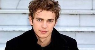 Hayden Christensen, sinema tarihinde bazı karakterlerin oyuncularıyla ne kadar güçlü bir bağ kurabildiğini gösteren isimlerden biridir. Kanadalı oyuncu, özellikle Star Wars evreninde canlandırdığı Anakin Skywalker karakteriyle dünya çapında tanınmış, genç bir Jedi'ın Darth Vader'a dönüşümünü beyaz perdeye taşıyarak bilim kurgu sinemasının unutulmaz yüzleri arasına girmiştir. Ancak Christensen'ın kariyeri yalnızca galaksiler arası savaşlardan ve ışın kılıçlarından ibaret değildir.