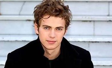 Hayden Christensen, sinema tarihinde bazı karakterlerin oyuncularıyla ne kadar güçlü bir bağ kurabildiğini gösteren isimlerden biridir. Kanadalı oyuncu, özellikle Star Wars evreninde canlandırdığı Anakin Skywalker karakteriyle dünya çapında tanınmış, genç bir Jedi'ın Darth Vader'a dönüşümünü beyaz perdeye taşıyarak bilim kurgu sinemasının unutulmaz yüzleri arasına girmiştir. Ancak Christensen'ın kariyeri yalnızca galaksiler arası savaşlardan ve ışın kılıçlarından ibaret değildir.