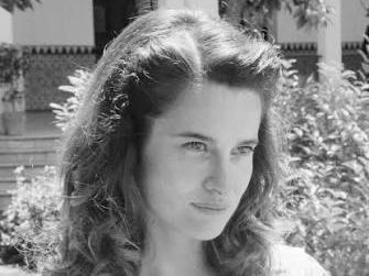 Fransız sinemasının genç kuşak oyuncuları arasında öne çıkan Rebecca Marder, tiyatrodan beslenen oyunculuk anlayışı ve farklı türlerdeki yapımlara uyum sağlayabilmesiyle dikkat çeken isimlerden biridir. Çocuk yaşlarda başladığı sanat yolculuğunu profesyonel eğitimle geliştiren Marder, zaman içinde hem sahnede hem de kamera karşısında kendisini gösterme fırsatı bulmuştur. Tarihsel dramalardan çağdaş komedilere kadar uzanan filmografisi, oyuncunun tek bir karakter tipiyle sınırlı kalmadığını ortaya koymaktadır.