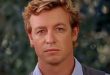 Avustralya'dan Hollywood'a uzanan kariyeriyle tanınan Simon Baker, televizyon ve sinema dünyasında kendine özgü bir yer edinmiş oyunculardan biridir. Özellikle The Mentalist dizisinde canlandırdığı Patrick Jane karakteri sayesinde dünya çapında ün kazanan sanatçı, oyunculuğunun yanı sıra yönetmenlik ve yapımcılık alanlarında da çalışmalar yürütmüştür. Karakterlerinin psikolojik özelliklerini doğal bir anlatımla yansıtması, Baker'ın uzun yıllar boyunca izleyicilerin ilgisini çekmesini sağlayan başlıca unsurlar arasında yer alır.