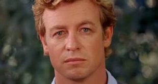 Avustralya'dan Hollywood'a uzanan kariyeriyle tanınan Simon Baker, televizyon ve sinema dünyasında kendine özgü bir yer edinmiş oyunculardan biridir. Özellikle The Mentalist dizisinde canlandırdığı Patrick Jane karakteri sayesinde dünya çapında ün kazanan sanatçı, oyunculuğunun yanı sıra yönetmenlik ve yapımcılık alanlarında da çalışmalar yürütmüştür. Karakterlerinin psikolojik özelliklerini doğal bir anlatımla yansıtması, Baker'ın uzun yıllar boyunca izleyicilerin ilgisini çekmesini sağlayan başlıca unsurlar arasında yer alır.
