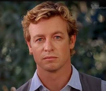 Avustralya'dan Hollywood'a uzanan kariyeriyle tanınan Simon Baker, televizyon ve sinema dünyasında kendine özgü bir yer edinmiş oyunculardan biridir. Özellikle The Mentalist dizisinde canlandırdığı Patrick Jane karakteri sayesinde dünya çapında ün kazanan sanatçı, oyunculuğunun yanı sıra yönetmenlik ve yapımcılık alanlarında da çalışmalar yürütmüştür. Karakterlerinin psikolojik özelliklerini doğal bir anlatımla yansıtması, Baker'ın uzun yıllar boyunca izleyicilerin ilgisini çekmesini sağlayan başlıca unsurlar arasında yer alır.