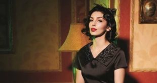 Türk sanat müziğinin hafızalara kazınan isimlerinden Safiye Ayla, kendine has ses rengi, güçlü yorumculuğu ve geniş repertuvarıyla Türkiye'nin müzik kültüründe silinmez bir iz bırakmıştır. Cumhuriyet döneminin önemli ses sanatçıları arasında yer alan Ayla, geleneksel Türk musikisinin seçkin eserlerini kendine özgü bir üslupla yorumlayarak geniş bir dinleyici kitlesine ulaşmıştır. Plakların ve radyo yayınlarının müzik dünyasında büyük önem taşıdığı yıllarda yükselen sanatçı, sahne performanslarıyla da dönemin kültür hayatına damga vurmuştur.