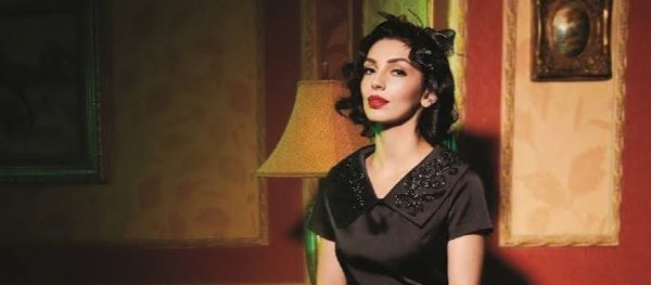 Türk sanat müziğinin hafızalara kazınan isimlerinden Safiye Ayla, kendine has ses rengi, güçlü yorumculuğu ve geniş repertuvarıyla Türkiye'nin müzik kültüründe silinmez bir iz bırakmıştır. Cumhuriyet döneminin önemli ses sanatçıları arasında yer alan Ayla, geleneksel Türk musikisinin seçkin eserlerini kendine özgü bir üslupla yorumlayarak geniş bir dinleyici kitlesine ulaşmıştır. Plakların ve radyo yayınlarının müzik dünyasında büyük önem taşıdığı yıllarda yükselen sanatçı, sahne performanslarıyla da dönemin kültür hayatına damga vurmuştur.
