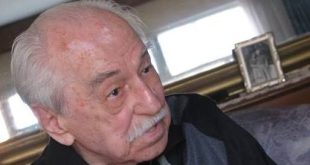 Türkiye'nin yakın tarihini farklı yönleriyle ele alan araştırmacılar arasında yer alan İsmet Bozdağ, gazetecilikten edebiyata, siyasi incelemelerden biyografik çalışmalara kadar uzanan üretken bir yazarlık hayatına sahiptir. Osmanlı Devleti'nin son dönemini, Cumhuriyet'in kuruluş yıllarını ve çok partili siyasi yaşamı konu alan kitaplarıyla tanınan Bozdağ, özellikle tarihsel kişiliklerin özel hayatlarını ve siyasi ilişkilerini araştırmaya yönelik çalışmalarıyla dikkat çekmiştir.