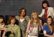 2006 yılında Disney Channel'da yayımlanmaya başlayan Hannah Montana, gençlik komedisi ile müzikal eğlenceyi bir araya getiren ve yayımlandığı dönemde geniş bir hayran kitlesine ulaşan yapımlar arasında yer alıyor. Başrolünde Miley Cyrus bulunan dizi, iki farklı yaşamı aynı anda sürdürmeye çalışan genç bir kızın maceralarını anlatıyor. Bir tarafta okuluna giden, arkadaşlarıyla vakit geçiren ve ailesiyle yaşayan Miley Stewart, diğer tarafta milyonlarca hayranı bulunan pop yıldızı Hannah Montana bulunuyor.