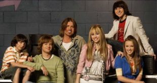 2006 yılında Disney Channel'da yayımlanmaya başlayan Hannah Montana, gençlik komedisi ile müzikal eğlenceyi bir araya getiren ve yayımlandığı dönemde geniş bir hayran kitlesine ulaşan yapımlar arasında yer alıyor. Başrolünde Miley Cyrus bulunan dizi, iki farklı yaşamı aynı anda sürdürmeye çalışan genç bir kızın maceralarını anlatıyor. Bir tarafta okuluna giden, arkadaşlarıyla vakit geçiren ve ailesiyle yaşayan Miley Stewart, diğer tarafta milyonlarca hayranı bulunan pop yıldızı Hannah Montana bulunuyor.