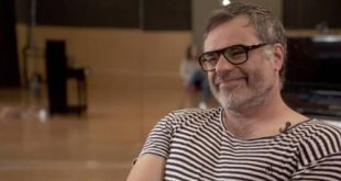 Komedi, müzik ve oyunculuğu kendine özgü bir anlatım biçiminde buluşturan Jemaine Clement, Yeni Zelanda'dan çıkarak uluslararası eğlence dünyasında tanınan sanatçılar arasında yer alır. Sahnedeki sıra dışı performansları, absürt mizah anlayışı ve farklı karakterlere hayat verirken kullandığı doğal oyunculuk tarzıyla dikkat çeken Clement, yalnızca bir komedyen olarak değil, aynı zamanda müzisyen, senarist, yönetmen ve seslendirme sanatçısı olarak da üretim yapar.