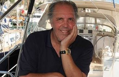 Türk müziğinde hem popüler eserleriyle geniş kitlelere ulaşan hem de caz gibi teknik açıdan zengin müzik türlerinde kendini gösteren sanatçılardan biri olan Fatih Erkoç, çok yönlü müzisyen kimliğiyle tanınır. Şarkıcılık, bestecilik, enstrüman icracılığı ve müzik düzenlemeciliği alanlarında çalışmalar yapan sanatçı, kariyeri boyunca farklı müzik anlayışlarını bir araya getirmeyi başarmıştır. Kendine has vokal rengi, güçlü müzikal altyapısı ve sahnedeki deneyimi, onu Türk pop müziğinin dikkat çeken isimlerinden biri hâline getirmiştir.