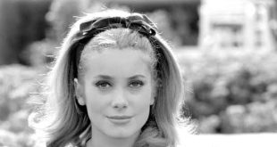 Fransız sinemasının uluslararası alanda tanınan en önemli temsilcilerinden Catherine Deneuve, uzun yıllara yayılan oyunculuk kariyeri, karakter seçimlerindeki çeşitlilik ve kendine özgü ekran duruşuyla sinema tarihinde özel bir yere sahiptir. Gençlik döneminde zarafeti ve etkileyici görünümüyle dikkat çeken sanatçı, zamanla yalnızca bir sinema yıldızı olarak değil, farklı sinema akımlarını ve kuşakları bir araya getiren deneyimli bir oyuncu olarak da tanınmıştır.