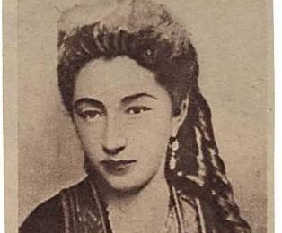 Osmanlı İmparatorluğu'nun son döneminde yaşayan hanedan kadınlarının hayatları, devletin geçirdiği büyük dönüşümleri farklı bir açıdan anlamamıza yardımcı olur. Taht mücadeleleri, yönetim reformları, Avrupa ile gelişen ilişkiler ve nihayetinde saltanatın kaldırılması, yalnızca hükümdarların değil, saray çevresinde yetişen ailelerin de yaşamlarını değiştirmiştir. Bu dönemin dikkat çeken isimlerinden Seniha Sultan, Osmanlı hanedanına mensup olması, aile ilişkileri ve sürgün yıllarıyla tarihî bir öneme sahiptir.
