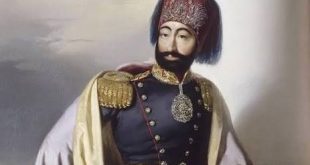 Osmanlı İmparatorluğu'nun 19. yüzyıldaki dönüşüm sürecini anlamak için II. Mahmud'un hükümdarlık yıllarını yakından incelemek gerekir. 1808 yılında tahta çıkan ve 1839 yılına kadar Osmanlı tahtında kalan II. Mahmud, devletin askerî gücünü yeniden oluşturmak, merkezî yönetimi sağlamlaştırmak ve geleneksel kurumları çağın koşullarına göre değiştirmek amacıyla önemli adımlar attı. Onun döneminde gerçekleştirilen yenilikler, yalnızca devlet yönetimini değil, eğitimden kıyafet düzenlemelerine, basından sağlık hizmetlerine kadar geniş bir alanı etkiledi.