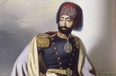 Osmanlı İmparatorluğu'nun 19. yüzyıldaki dönüşüm sürecini anlamak için II. Mahmud'un hükümdarlık yıllarını yakından incelemek gerekir. 1808 yılında tahta çıkan ve 1839 yılına kadar Osmanlı tahtında kalan II. Mahmud, devletin askerî gücünü yeniden oluşturmak, merkezî yönetimi sağlamlaştırmak ve geleneksel kurumları çağın koşullarına göre değiştirmek amacıyla önemli adımlar attı. Onun döneminde gerçekleştirilen yenilikler, yalnızca devlet yönetimini değil, eğitimden kıyafet düzenlemelerine, basından sağlık hizmetlerine kadar geniş bir alanı etkiledi.