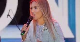 Türk pop müziğinin uzun soluklu isimlerinden Demet Akalın, hareketli şarkıları, iddialı sahne tarzı ve magazin dünyasındaki görünürlüğüyle yıllardır geniş bir dinleyici kitlesinin ilgisini çekiyor. Meslek hayatına manken olarak başlayan Akalın, zaman içerisinde müziğe yönelerek Türkiye'nin tanınan pop şarkıcılarından biri hâline geldi. Albümleri, hit parçaları, televizyon programları ve oyunculuk deneyimleriyle farklı alanlarda kendisini gösteren sanatçı, özellikle 2000'li yıllarda elde ettiği başarılarla pop müzikteki yerini sağlamlaştırdı.