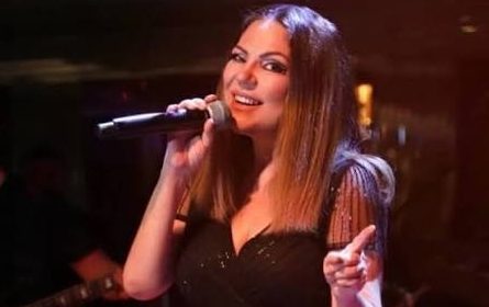 Türkçe pop müziğin kendine özgü seslerinden biri olan İzel Çeliköz, 1990'lı yıllardan günümüze uzanan sanat hayatıyla müzik dünyasında kalıcı bir yer edinmiştir. Duygusal şarkıları, güçlü vokal yorumuyla ve farklı dönemlerde ortaya koyduğu müzikal çalışmalarla tanınan sanatçı, hem grup üyesi olarak hem de solo kariyerinde önemli başarılara imza atmıştır. Özellikle aşk, ayrılık, özlem ve kalp kırıklığı gibi temaları işleyen eserleri, geniş bir dinleyici kitlesinin hafızasında yer bulmuştur.