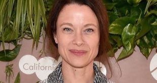 Amerikalı oyuncu Scottie Thompson, özellikle televizyon dizilerindeki rolleriyle tanınan, sinema ve sahne çalışmalarını da kariyerinin önemli parçaları arasında tutan oyunculardan biridir. Uzun yıllara yayılan kariyerinde polisiye, dram, bilimkurgu, korku ve gerilim gibi farklı türlerde yapımlarda kamera karşısına geçen Thompson, NCIS dizisindeki Dr. Jeanne Benoit karakteriyle geniş bir izleyici kitlesine ulaşmıştır.