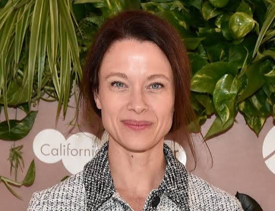 Amerikalı oyuncu Scottie Thompson, özellikle televizyon dizilerindeki rolleriyle tanınan, sinema ve sahne çalışmalarını da kariyerinin önemli parçaları arasında tutan oyunculardan biridir. Uzun yıllara yayılan kariyerinde polisiye, dram, bilimkurgu, korku ve gerilim gibi farklı türlerde yapımlarda kamera karşısına geçen Thompson, NCIS dizisindeki Dr. Jeanne Benoit karakteriyle geniş bir izleyici kitlesine ulaşmıştır.