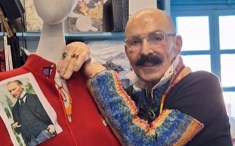Moda, yalnızca kumaşların kesilmesi ve giysilerin biçimlendirilmesiyle sınırlı bir sanat değildir. Aynı zamanda toplumların geçmişini, kültürel değerlerini, estetik anlayışını ve bireylerin kendilerini ifade etme biçimlerini yansıtır. Türk moda dünyasında bu düşünceyi tasarımlarına taşıyan isimlerden biri de Cemil İpekçi'dir. Geleneksel motifleri çağdaş çizgilerle buluşturan tasarımcı, kendine has renk anlayışı ve kültürel mirasa dayanan estetik yaklaşımıyla uzun yıllardır dikkat çekmektedir.