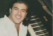 Türk pop müziğinin 1990'lı yıllardaki genç yıldızlarından Kerim Tekin, kısa süren sanat yaşamına rağmen dinleyicilerin hafızasında kalıcı bir yer edinmeyi başardı. Kendine özgü ses rengi, duygusal şarkıları ve sahnedeki enerjisiyle dikkat çeken sanatçı, özellikle Kar Beyaz adlı eseriyle geniş kitleler tarafından tanındı. Müzik kariyerinin yükselişe geçtiği dönemde hayatını kaybeden Tekin, aradan geçen yıllara rağmen Türkçe pop müziğin unutulmayan isimleri arasında anılmaya devam ediyor.