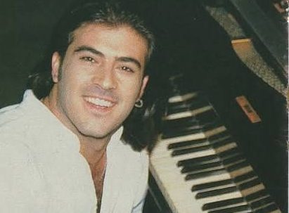 Türk pop müziğinin 1990'lı yıllardaki genç yıldızlarından Kerim Tekin, kısa süren sanat yaşamına rağmen dinleyicilerin hafızasında kalıcı bir yer edinmeyi başardı. Kendine özgü ses rengi, duygusal şarkıları ve sahnedeki enerjisiyle dikkat çeken sanatçı, özellikle Kar Beyaz adlı eseriyle geniş kitleler tarafından tanındı. Müzik kariyerinin yükselişe geçtiği dönemde hayatını kaybeden Tekin, aradan geçen yıllara rağmen Türkçe pop müziğin unutulmayan isimleri arasında anılmaya devam ediyor.