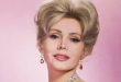 Eva Gabor, Hollywood'un klasik döneminden televizyonun altın çağına uzanan kariyeriyle tanınan Macaristan doğumlu Amerikalı oyuncu, seslendirme sanatçısı ve iş insanıdır. Zarif görünümü, kendine özgü aksanı ve komedi alanındaki başarısıyla geniş bir izleyici kitlesine ulaşan Gabor, özellikle Green Acres dizisinde canlandırdığı Lisa Douglas karakteri sayesinde televizyon tarihinin unutulmaz isimleri arasına girmiştir.