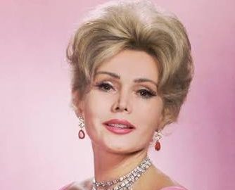 Eva Gabor, Hollywood'un klasik döneminden televizyonun altın çağına uzanan kariyeriyle tanınan Macaristan doğumlu Amerikalı oyuncu, seslendirme sanatçısı ve iş insanıdır. Zarif görünümü, kendine özgü aksanı ve komedi alanındaki başarısıyla geniş bir izleyici kitlesine ulaşan Gabor, özellikle Green Acres dizisinde canlandırdığı Lisa Douglas karakteri sayesinde televizyon tarihinin unutulmaz isimleri arasına girmiştir.