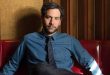 Televizyon tarihinin unutulmaz karakterlerinden bazıları, onları canlandıran oyuncuların kariyerlerinin önüne geçebilir. Josh Radnor için de uzun yıllar boyunca durum büyük ölçüde böyle oldu. How I Met Your Mother dizisindeki Ted Mosby rolü, Radnor'ı dünya çapında tanınan bir oyuncuya dönüştürdü. Ancak onun sanat yaşamı yalnızca bu popüler sitcom karakterinden ibaret değil.