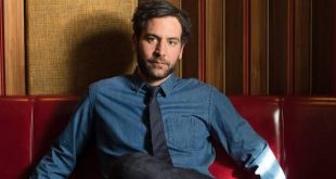 Televizyon tarihinin unutulmaz karakterlerinden bazıları, onları canlandıran oyuncuların kariyerlerinin önüne geçebilir. Josh Radnor için de uzun yıllar boyunca durum büyük ölçüde böyle oldu. How I Met Your Mother dizisindeki Ted Mosby rolü, Radnor'ı dünya çapında tanınan bir oyuncuya dönüştürdü. Ancak onun sanat yaşamı yalnızca bu popüler sitcom karakterinden ibaret değil.