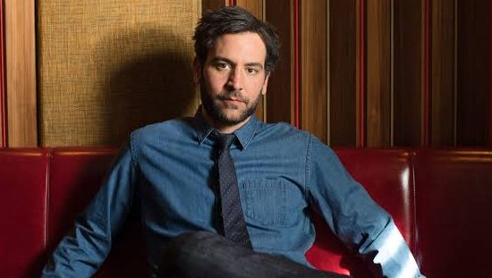 Televizyon tarihinin unutulmaz karakterlerinden bazıları, onları canlandıran oyuncuların kariyerlerinin önüne geçebilir. Josh Radnor için de uzun yıllar boyunca durum büyük ölçüde böyle oldu. How I Met Your Mother dizisindeki Ted Mosby rolü, Radnor'ı dünya çapında tanınan bir oyuncuya dönüştürdü. Ancak onun sanat yaşamı yalnızca bu popüler sitcom karakterinden ibaret değil.