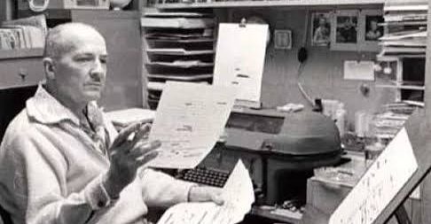 Bilim kurgu edebiyatının en etkili yazarları arasında gösterilen Robert Anson Heinlein, geleceğin dünyasını yalnızca teknolojik gelişmeler üzerinden anlatmakla kalmayan, insanlığın toplumsal yapısını, siyasi düşüncelerini, ahlaki tercihlerini ve özgürlük anlayışını da sorgulayan önemli bir romancıdır. 20. yüzyıl Amerikan edebiyatında kendine özgü bir yer edinen Heinlein, özellikle uzay yolculukları, farklı gezegenlerde yaşam, ileri teknoloji, bireysel özgürlük ve insanlığın geleceği gibi konuları işleyen eserleriyle tanınır.