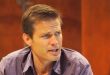 Bilim kurgu ve aksiyon sinemasının tanınan isimlerinden Casper Van Dien, özellikle 1990'lı yıllarda rol aldığı yapımlarla geniş bir izleyici kitlesine ulaşmıştır. Amerikalı oyuncu, Paul Verhoeven imzalı Yıldız Gemisi Askerleri filminde canlandırdığı Johnny Rico karakteri sayesinde uluslararası çapta tanınmış, ardından macera, korku, fantastik ve gerilim türlerindeki projelerde yer alarak kariyerini çeşitlendirmiştir.