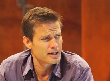 Bilim kurgu ve aksiyon sinemasının tanınan isimlerinden Casper Van Dien, özellikle 1990'lı yıllarda rol aldığı yapımlarla geniş bir izleyici kitlesine ulaşmıştır. Amerikalı oyuncu, Paul Verhoeven imzalı Yıldız Gemisi Askerleri filminde canlandırdığı Johnny Rico karakteri sayesinde uluslararası çapta tanınmış, ardından macera, korku, fantastik ve gerilim türlerindeki projelerde yer alarak kariyerini çeşitlendirmiştir.